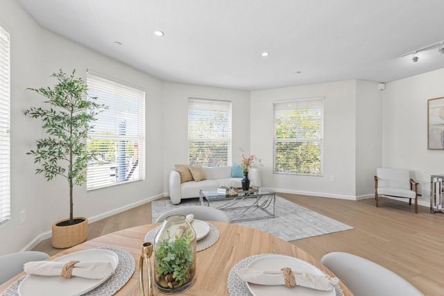 1121 40th Street 1301, Emeryville, CA 94608