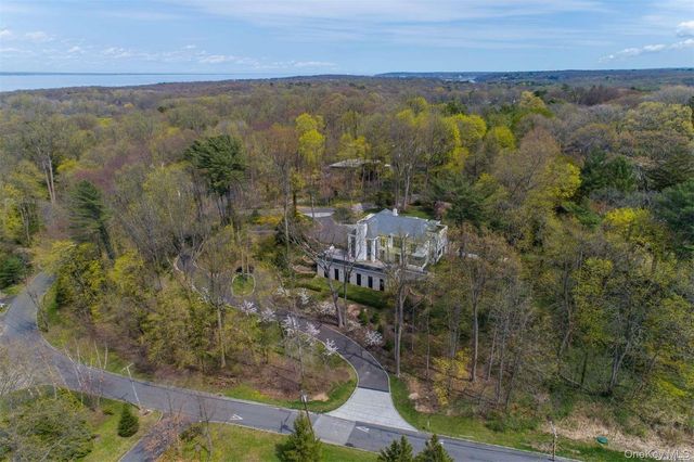 8 Frost Creek Drive, Locust Valley, NY 11560