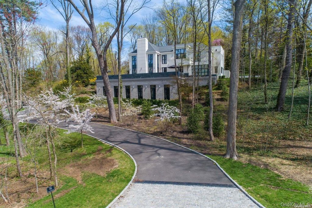 8 Frost Creek Drive, Locust Valley, NY 11560