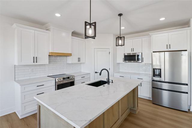 17323 Brookview Drive, Urbandale, IA 50322