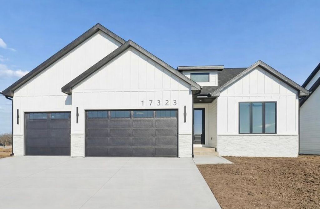 17323 Brookview Drive, Urbandale, IA 50322