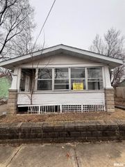 1828 W LATROBE Street, Peoria, IL 61605