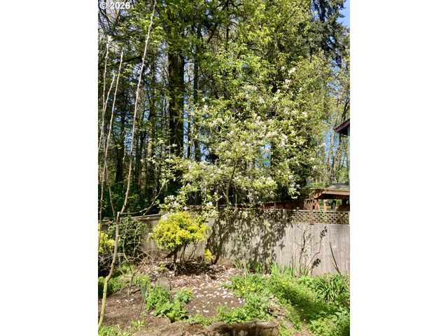 4366 BERRY Ln, Eugene, OR 97404