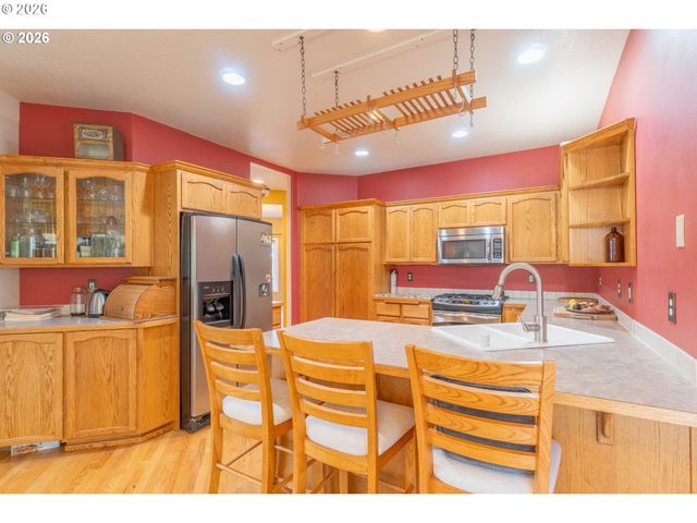 4366 BERRY Ln, Eugene, OR 97404