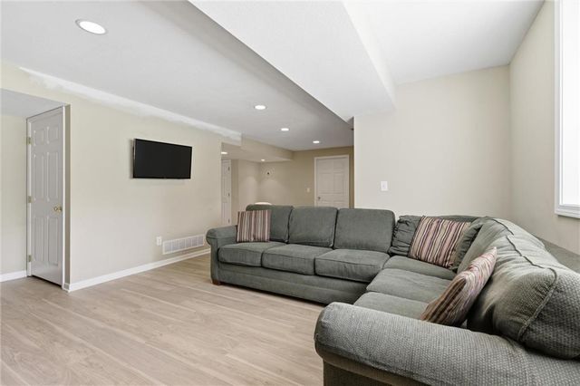 19707 W 96th Terrace, Lenexa, KS 66220