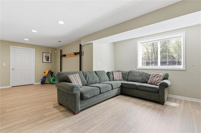 19707 W 96th Terrace, Lenexa, KS 66220