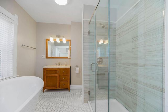 3949 Warwick Boulevard, Kansas City, MO 64111