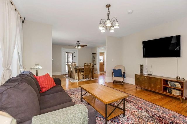 3949 Warwick Boulevard, Kansas City, MO 64111