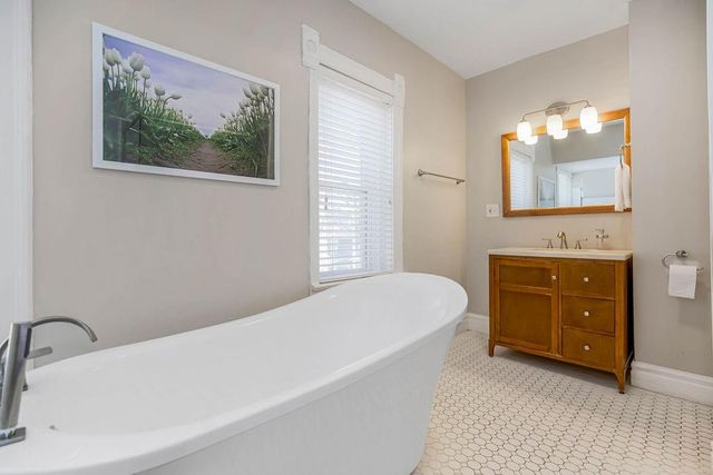 3949 Warwick Boulevard, Kansas City, MO 64111