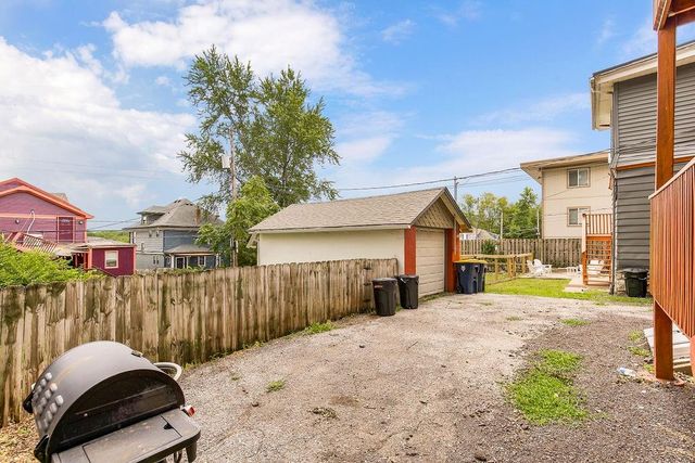 3949 Warwick Boulevard, Kansas City, MO 64111