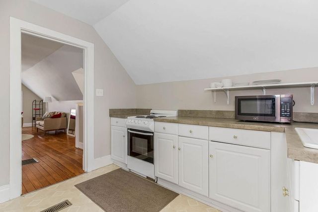 3949 Warwick Boulevard, Kansas City, MO 64111
