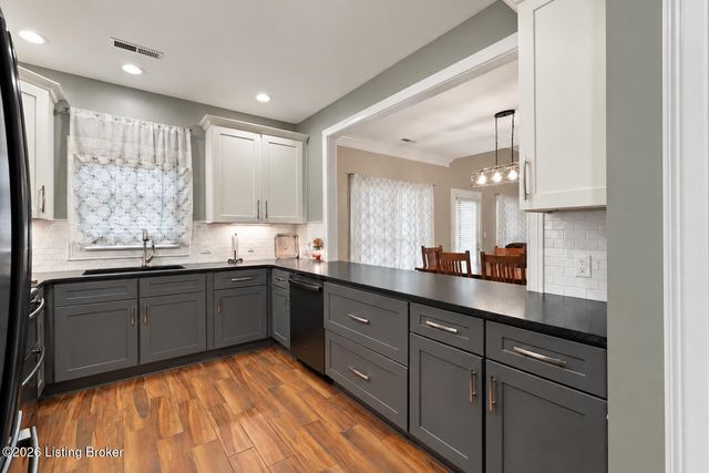 305 Westgate Terrace Ct, Louisville, KY 40207