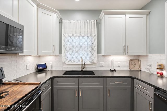 305 Westgate Terrace Ct, Louisville, KY 40207