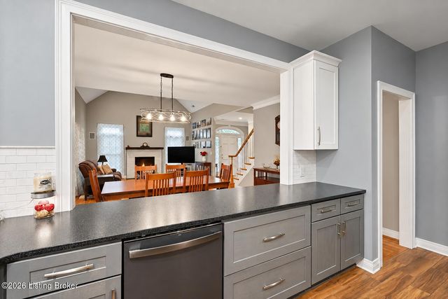 305 Westgate Terrace Ct, Louisville, KY 40207
