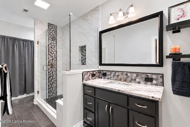 305 Westgate Terrace Ct, Louisville, KY 40207