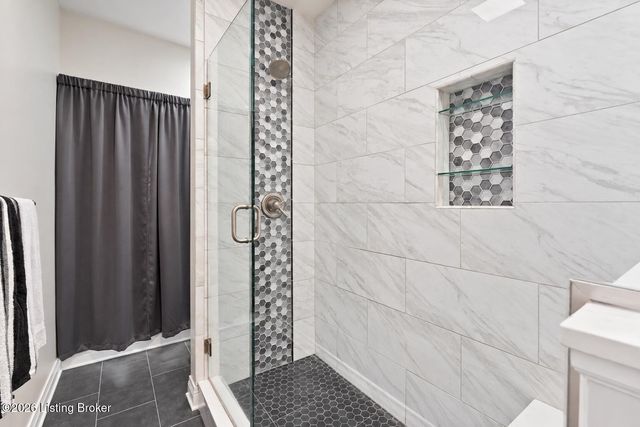 305 Westgate Terrace Ct, Louisville, KY 40207