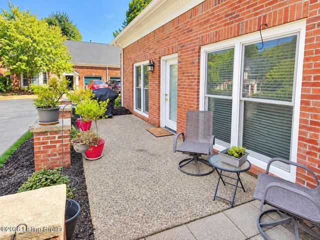 305 Westgate Terrace Ct, Louisville, KY 40207
