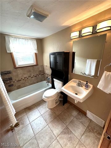 60 S Cleveland Avenue, Niles, OH 44446