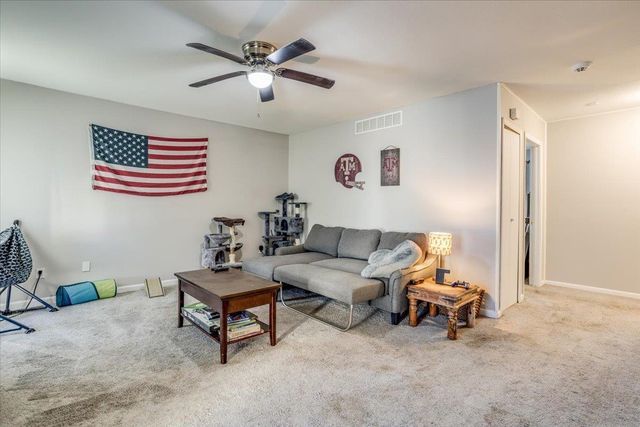 5213 E 20th St, Wichita, KS 67208