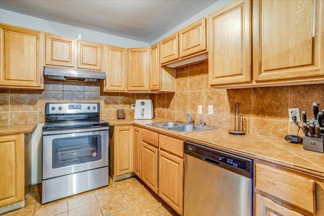 5213 E 20th St, Wichita, KS 67208