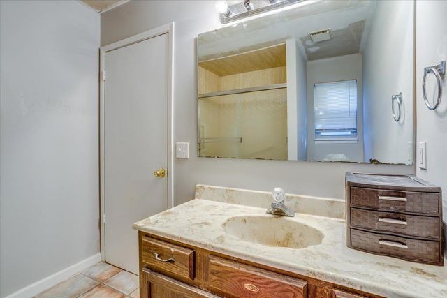 5213 E 20th St, Wichita, KS 67208