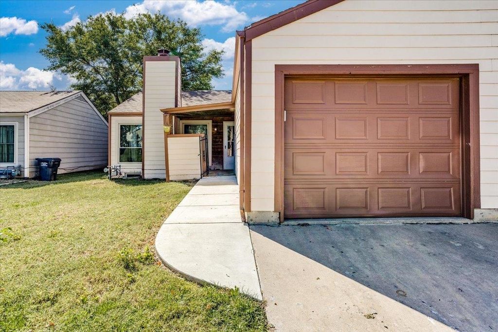 5213 E 20th St, Wichita, KS 67208