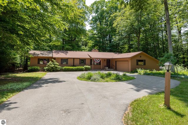 3862 N Trillium Drive, Leland, MI 49654