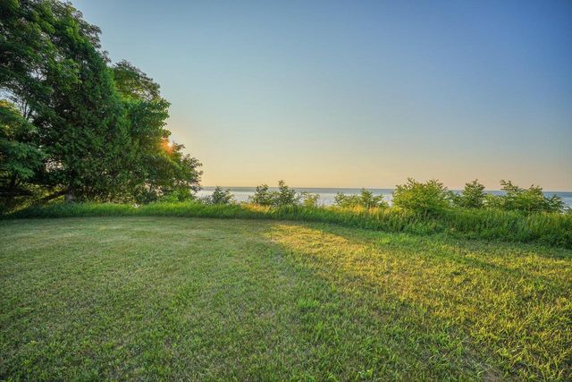 580 Lake Shore ROAD, Grafton, WI 53024