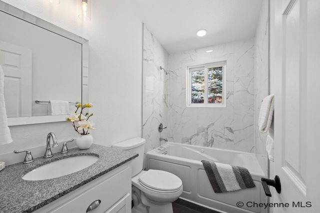 5048 REDMOND RD, Cheyenne, WY 82009