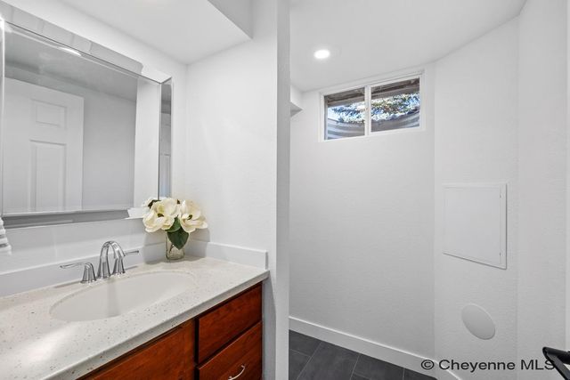 5048 REDMOND RD, Cheyenne, WY 82009