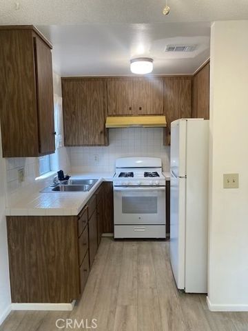 1049 Hewitt, San Fernando, CA 91340