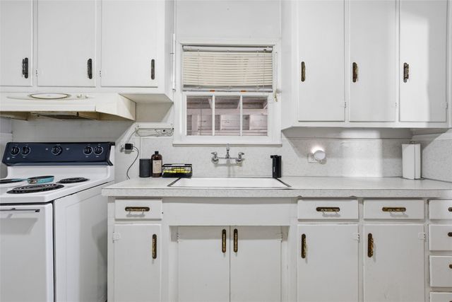 1503 W 10th Street, Mcgregor, TX 76657