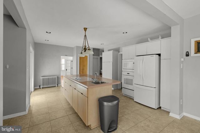 564 W MAPLE GROVE RD, Denver, PA 17517