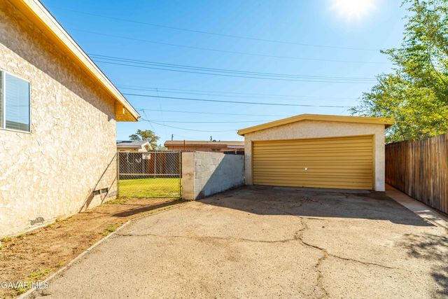 702 W Avenue H9, Lancaster, CA 93534