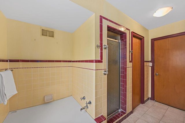 7009 Wellauer DRIVE, Wauwatosa, WI 53213