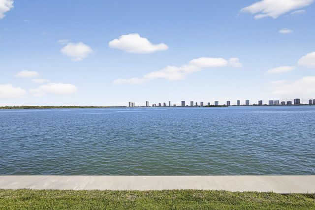 100 Shore 307 Court 307, North Palm Beach, FL 33408