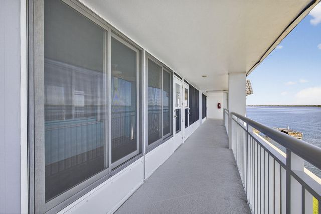 100 Shore 307 Court 307, North Palm Beach, FL 33408