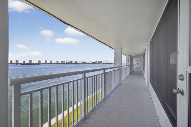 100 Shore 307 Court 307, North Palm Beach, FL 33408