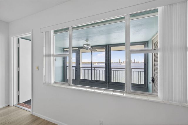 100 Shore 307 Court 307, North Palm Beach, FL 33408