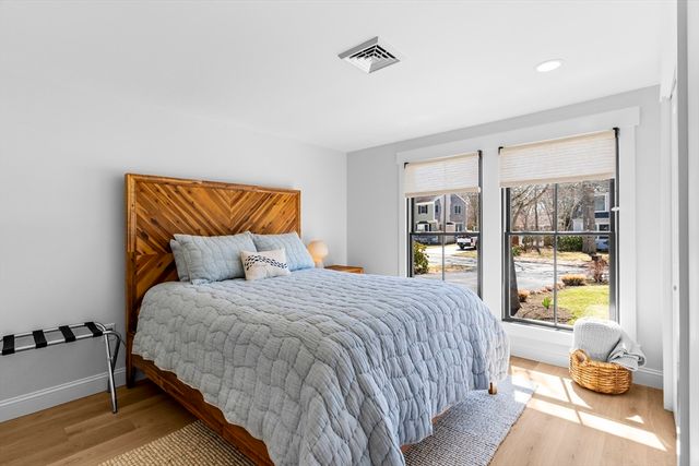 10 Knollwood Dr, Falmouth, MA 02536