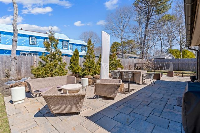 10 Knollwood Dr, Falmouth, MA 02536