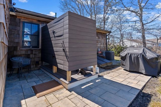 10 Knollwood Dr, Falmouth, MA 02536