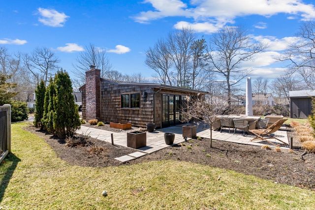 10 Knollwood Dr, Falmouth, MA 02536