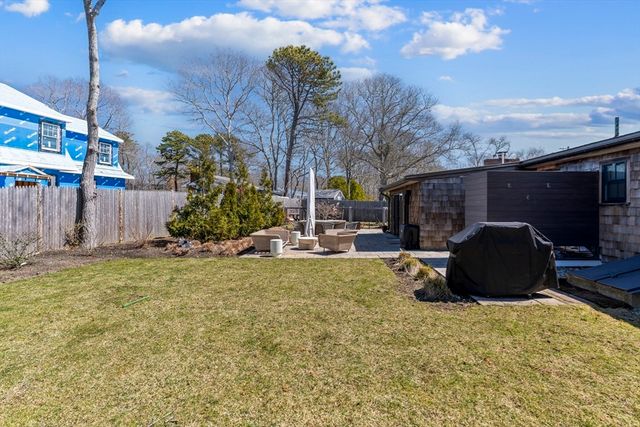 10 Knollwood Dr, Falmouth, MA 02536
