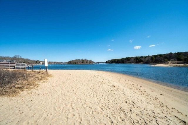 10 Knollwood Dr, Falmouth, MA 02536