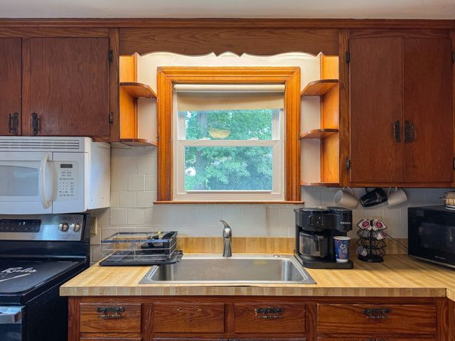 18 Woodland Cir, Methuen, MA 01844