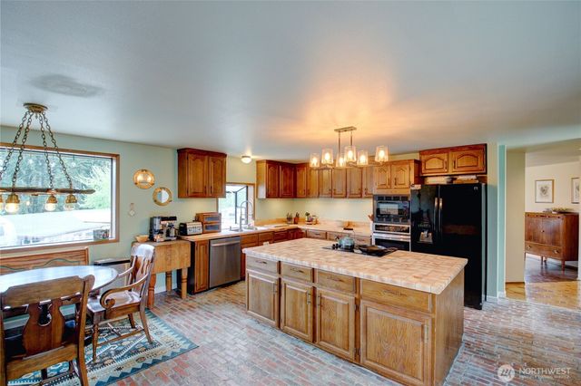 2259 Happy Valley Road, Oak Harbor, WA 98277