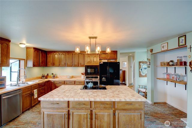 2259 Happy Valley Road, Oak Harbor, WA 98277