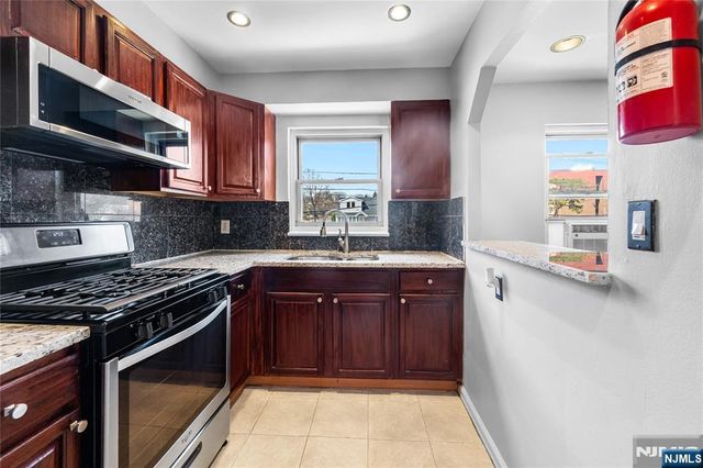 418 Esplanade 6, Hackensack, NJ 07601