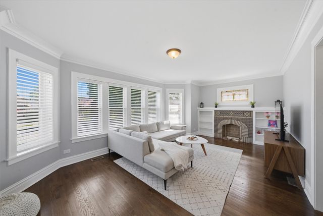 6126 W Roscoe Street, Chicago, IL 60634